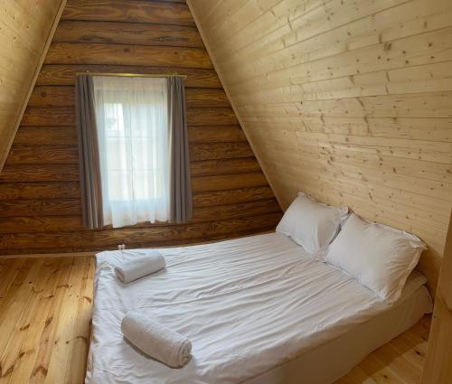 Ένα ή περισσότερα κρεβάτια σε δωμάτιο στο Borjomi-sadgeri comfort