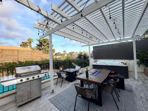 een patio met een grill en een tafel en een grill bij Amazing Paradiso Urbano: Pool - Hot Tub - GameRoom in San Diego