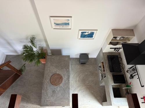 an overhead view of a living room with a plant at Global Chill Farm Loft in Rogil