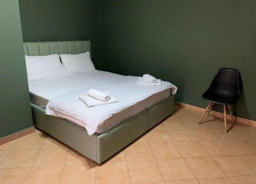En eller flere senge i et værelse på Tirana Rooms