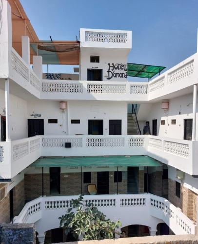 Una vista exterior de un edificio con balcones. en Diamond Pushkar, en Jāmb