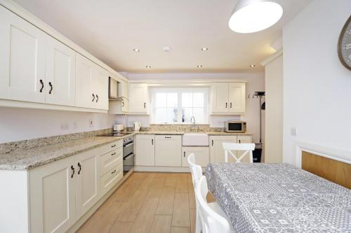 Kuchyň nebo kuchyňský kout v ubytování Royal Hillsborough Village Luxury Townhouse