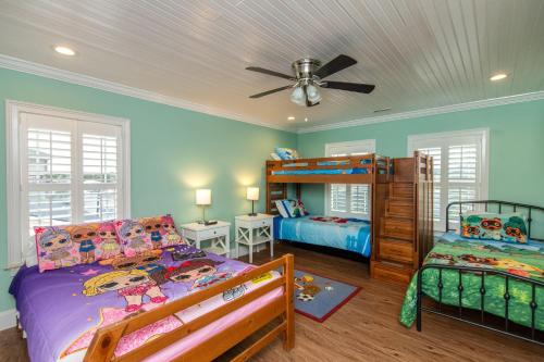 Un dormitorio con dos camas y un ventilador de techo. en Hannah's Choice, en Edisto