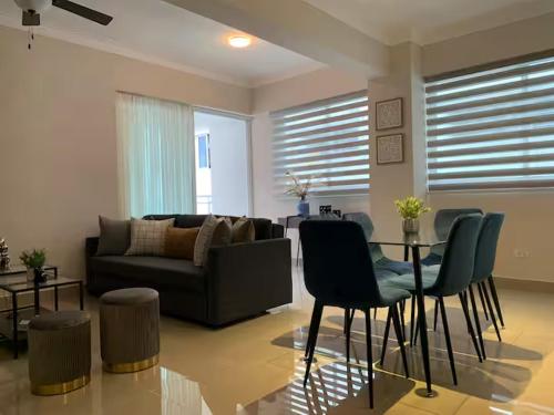 Departamento en Santo Domingo في سانتو دومينغو: غرفة معيشة مع أريكة وطاولة وكراسي