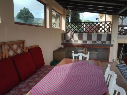 un soggiorno con un divano rosso e un tavolo di Vila Panorama a Izgrev