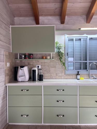 Η κουζίνα ή μικρή κουζίνα στο הבקתה