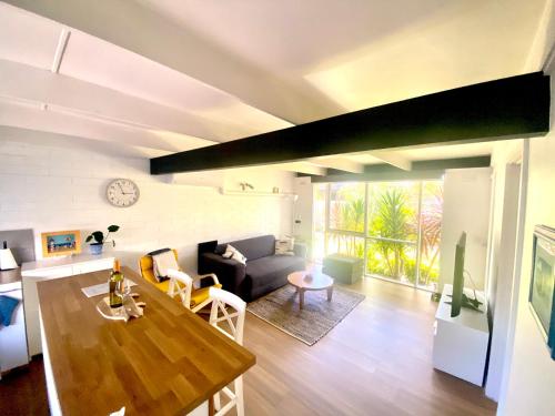 Χώρος καθιστικού στο Charming Beach Home