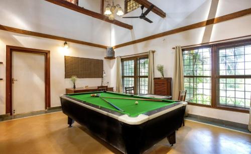 Τραπέζι μπιλιάρδου στο SaffronStays Laburnum House - 3BHK Pet-Friendly Villa with Pool, Lawn & Countryside Views