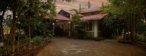 Κήπος έξω από το SaffronStays Laburnum House - 3BHK Pet-Friendly Villa with Pool, Lawn & Countryside Views