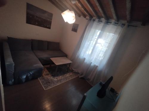 an overhead view of a living room with a couch and a window at Denisoph Apartment in Lucca