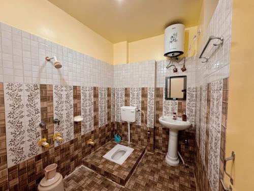 een badkamer met toilet en wastafel bij Studio 302 Premium Skyline with Terrace view in Deoghar