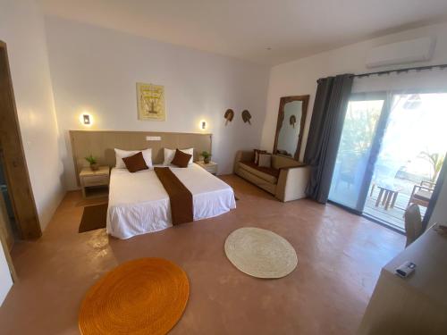 Postel nebo postele na pokoji v ubytování King baobab lodge