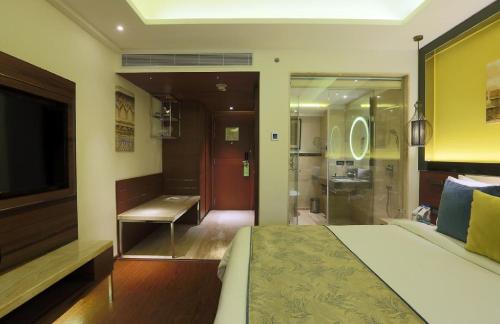 Koupelna v ubytování Hotel Cardinal Express Oxmo Near IGI Airport Delhi With Free Aiport Drop