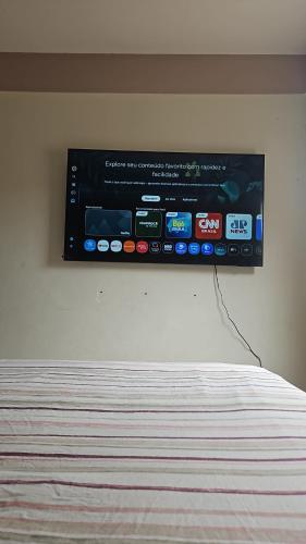 Et tv og/eller underholdning på Casa com dois quartos em Itanhaém