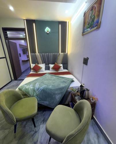 a room with two beds and two chairs in it at Hotel Himalayan Residency in Jāmb