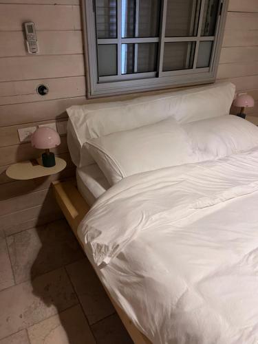 Ένα ή περισσότερα κρεβάτια σε δωμάτιο στο הבקתה