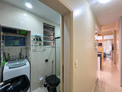 Et badeværelse på Copa Dream Stay, Janela Acústica, 2 min a pé da Praia, Wi-Fi, Ar Condicionado