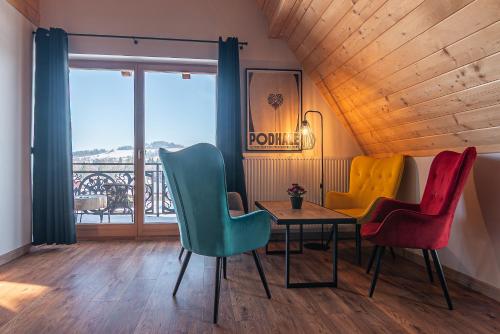 een kamer met stoelen, een tafel en een raam bij Osada Witów - apartament „Czerwone Wierchy” in Witów