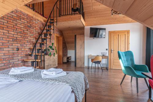 een kamer met een bed en een bakstenen muur bij Osada Witów - apartament „Czerwone Wierchy” in Witów