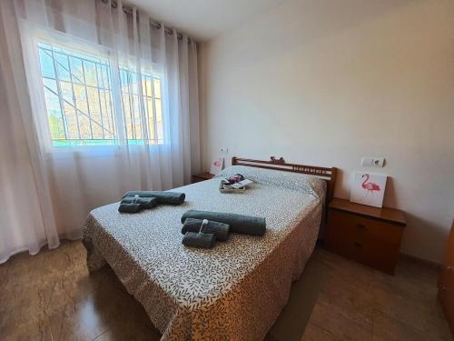 Ένα ή περισσότερα κρεβάτια σε δωμάτιο στο Apartamento en la playa de Les Cases de Alcanar