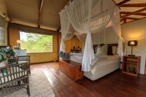 Ένα ή περισσότερα κρεβάτια σε δωμάτιο στο Lion Tree Top Lodge