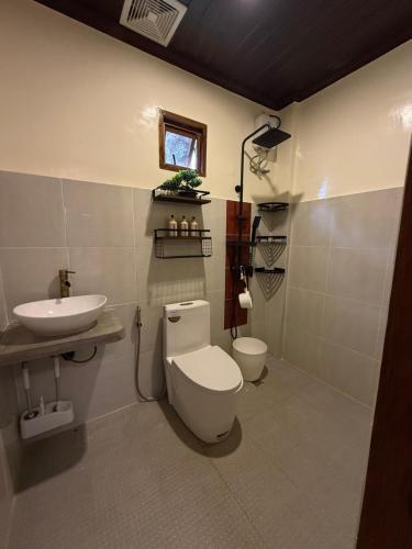 Et badeværelse på Redroof Resort Siargao