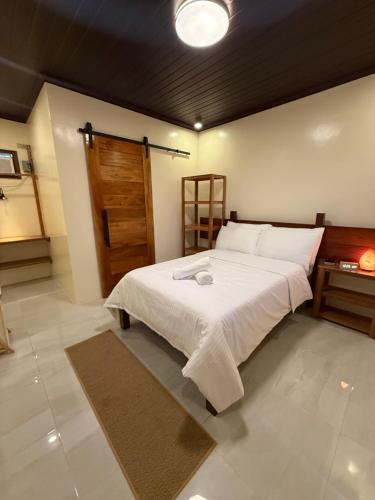 En eller flere senge i et værelse på Redroof Resort Siargao