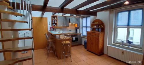 una cucina con fornelli e piano di lavoro di DIE HOTELALTERNATIVE DELUXE APP erste Etage mit 2 Schlafzimmer Haus 63 a Solingen