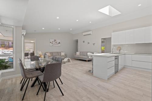 Η κουζίνα ή μικρή κουζίνα στο Family Oasis with Saltwater Pool