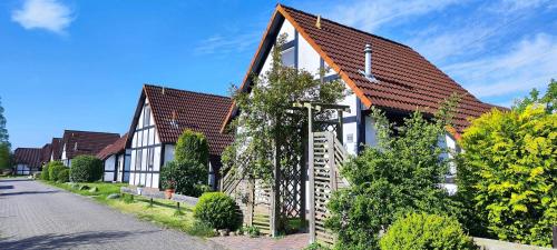 una grande casa con tetto rosso di Ruhiges Elbhäuschen nahe Hamburg a Hollern-Twielenfleth