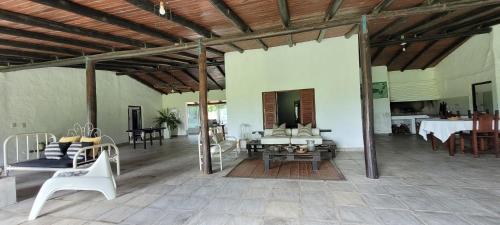 un ampio soggiorno con mobili bianchi e soffitto in legno di Puerto Colla a Esquina