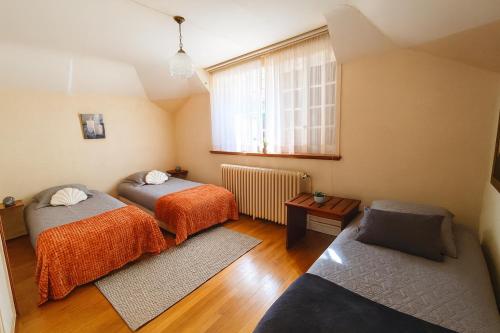 Ένα ή περισσότερα κρεβάτια σε δωμάτιο στο Domaine des Pommiers en fête