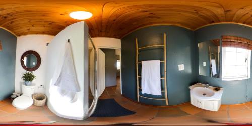 Koupelna v ubytování LaVera Oriole Cottage