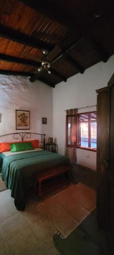 una camera da letto con un letto verde e una finestra di Puerto Colla a Esquina