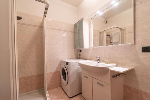 Un baño de Moderno appartamento con garage, Wi-Fi, aria condizionata e terrazzo