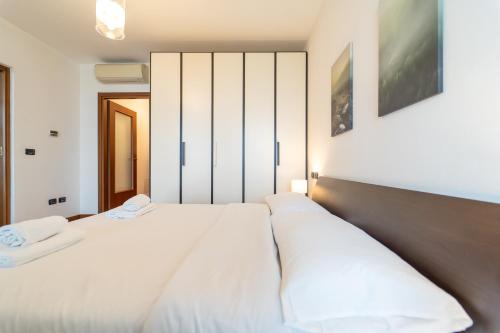 Dos camas una al lado de la otra en un dormitorio. en Moderno appartamento con garage, Wi-Fi, aria condizionata e terrazzo, en Milán