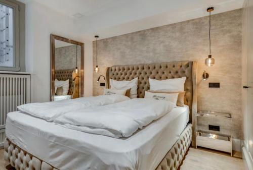 een slaapkamer met een groot bed met een groot hoofdeinde bij Kampen Royal in Kampen