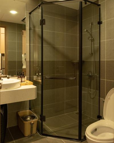 a bathroom with a shower and a toilet and a sink at Sakura Room Ở Space Ecopark in Kim Quan