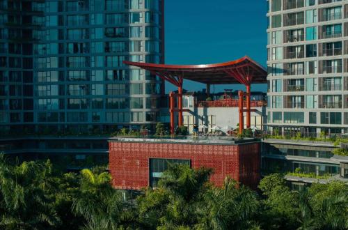 una struttura rossa in cima a un edificio con edifici alti di Sakura Room Ở Space Ecopark a Kim Quan