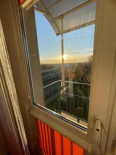 Apartament, mieszkanie 3-pokojowe في كوتنو: نافذة مطلة على غروب الشمس