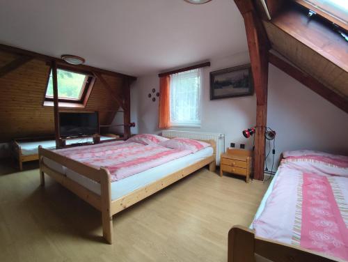 Ubytování Kubátovi 330 في فرتشلابي: غرفة نوم بها سريرين في الغرفة