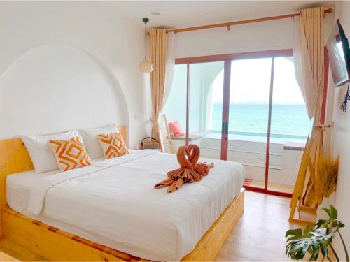 Giường trong phòng chung tại All at Sea Kohlarn