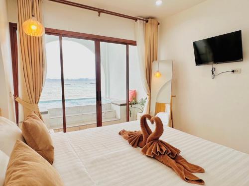 une chambre avec un lit avec vue sur l'océan dans l'établissement All at Sea Kohlarn, à Ko Larn