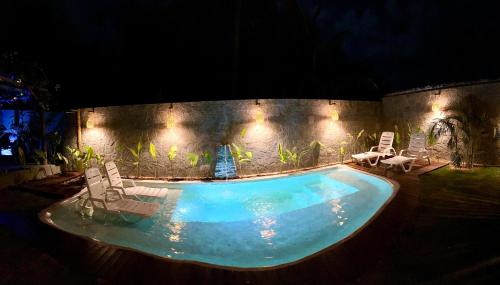 Bazén v ubytování Arraia Suítes Pousada nebo v jeho okolí