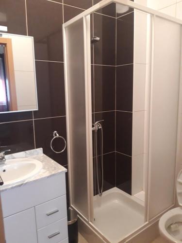 ein Badezimmer mit Dusche und Waschbecken in der Unterkunft Retiro D'Ouro - Casa inteira in Sendim