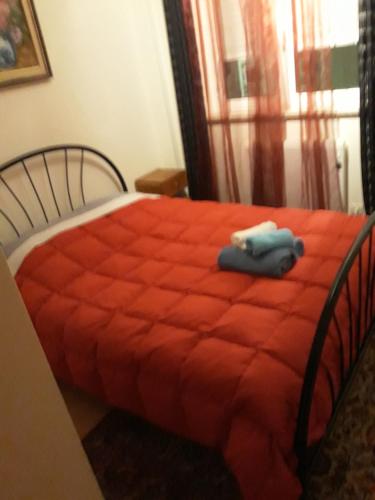 ein Schlafzimmer mit einem roten Bett mit einer orangefarbenen Decke in der Unterkunft Retiro D'Ouro - Casa inteira in Sendim