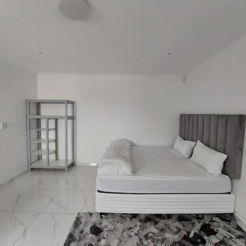 Postel nebo postele na pokoji v ubytování Cozy Home