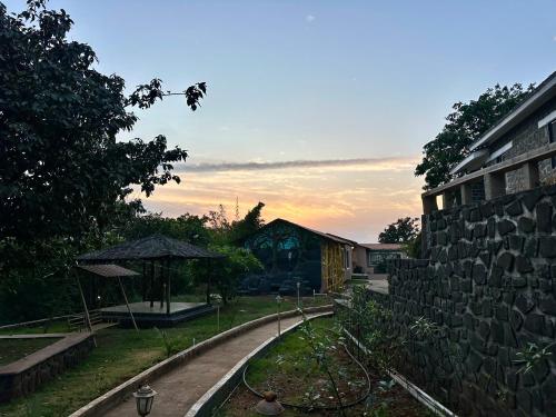 البناء الذي يحتوي بيت الضيافة