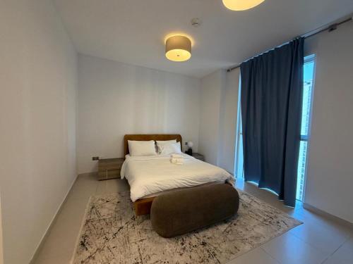 Un pat sau paturi într-o cameră la Parkside A Cozy 2BR Escape