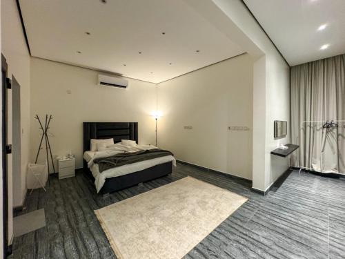 un dormitorio con una cama y una alfombra en Alnuaman farm, en Barka